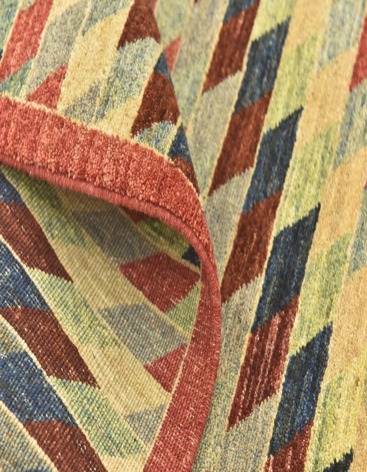 Detail image of  4' 1 x 5' 9  Hand Knotted Darya Oriental Rug
