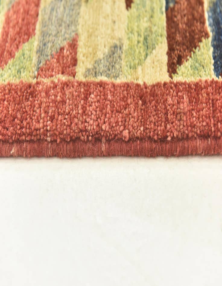 Detail image of  4' 1 x 5' 9  Hand Knotted Darya Oriental Rug