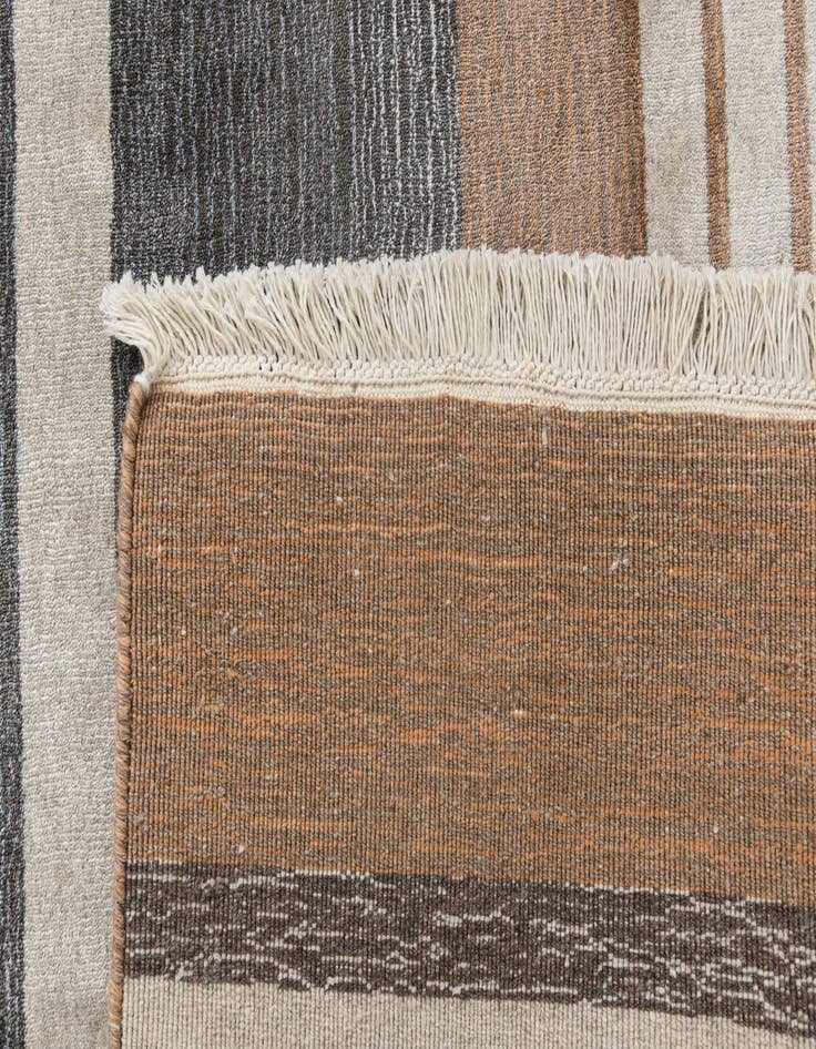 Detail image of  6' 6 x 9' 9  Hand Knotted Darya Wool Rug