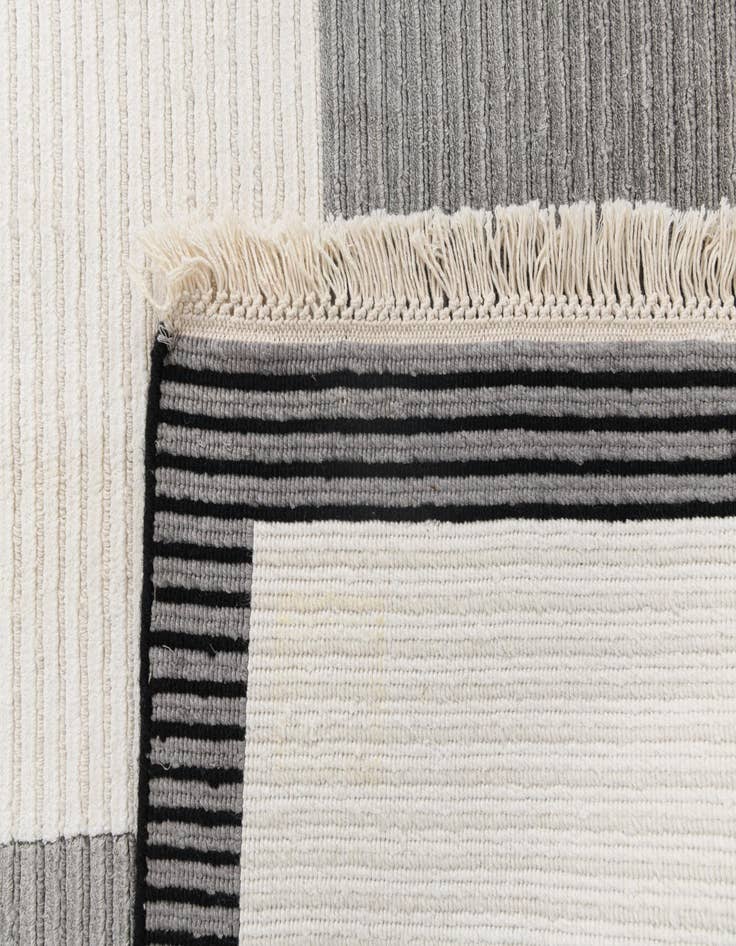 Detail image of  6' 6 x 9' 11  Hand Knotted Darya Wool Rug