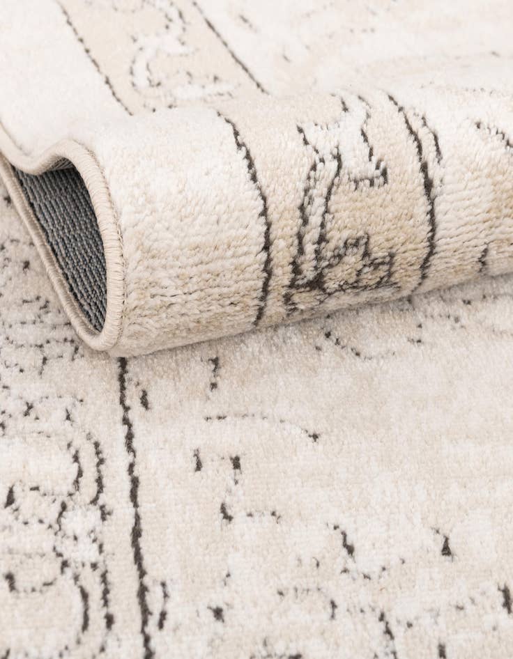 Detail image of  6' 7 x 9' 2 Leipzig Rug