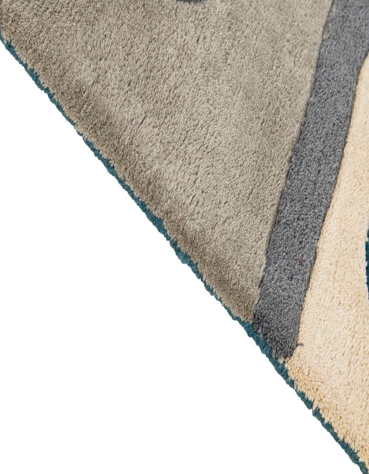 Detail image of  5' 1 x 8' Luna Wool Rug