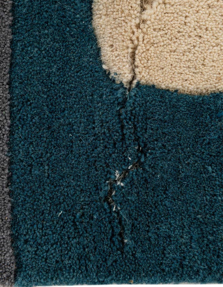 Detail image of  5' 1 x 8' Luna Wool Rug