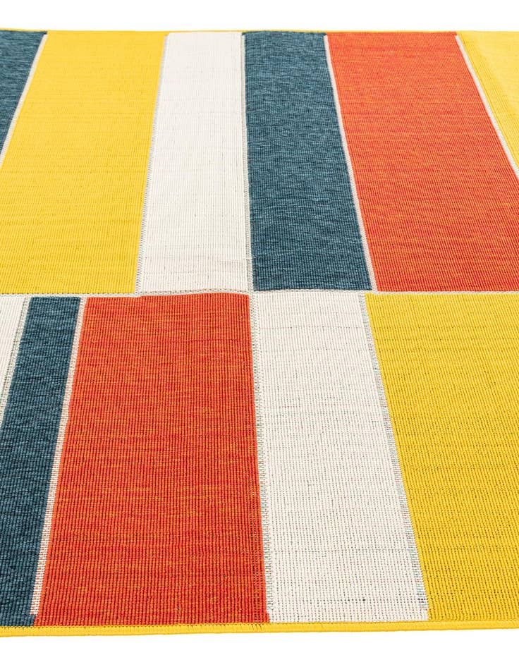 Detail image of  5' 3 x 7' 6  Washable Modern Indoor / Outdoor Rug