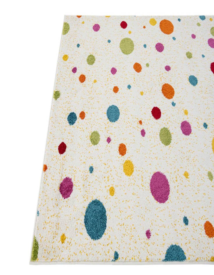 Detail image of  4' 2 x 6' Zoey Rug