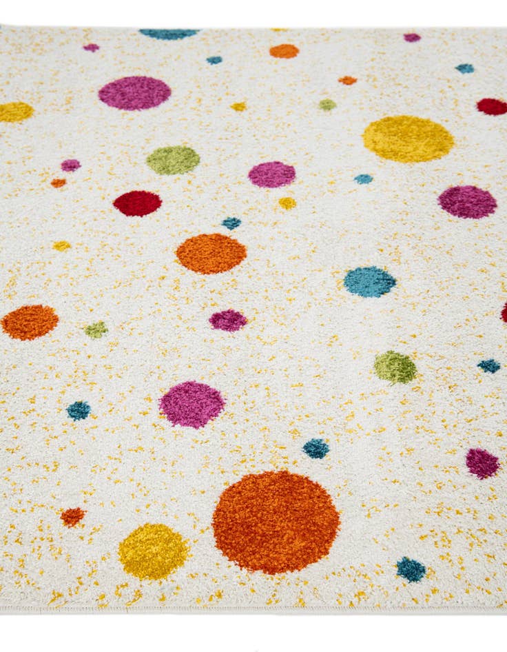Detail image of  4' 2 x 6' Zoey Rug