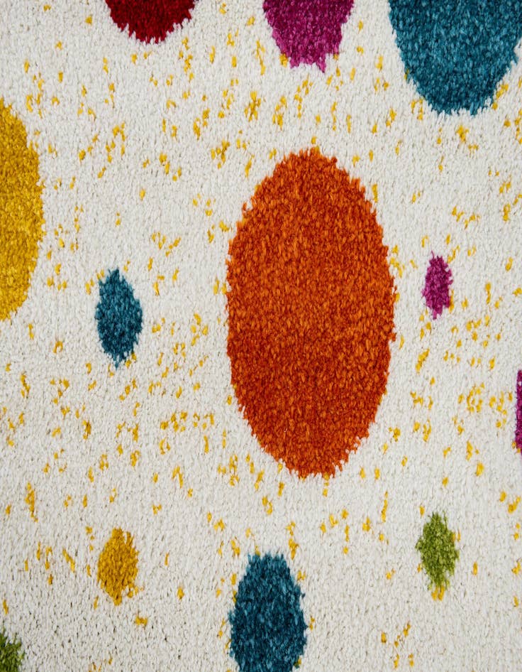 Detail image of  4' 2 x 6' Zoey Rug