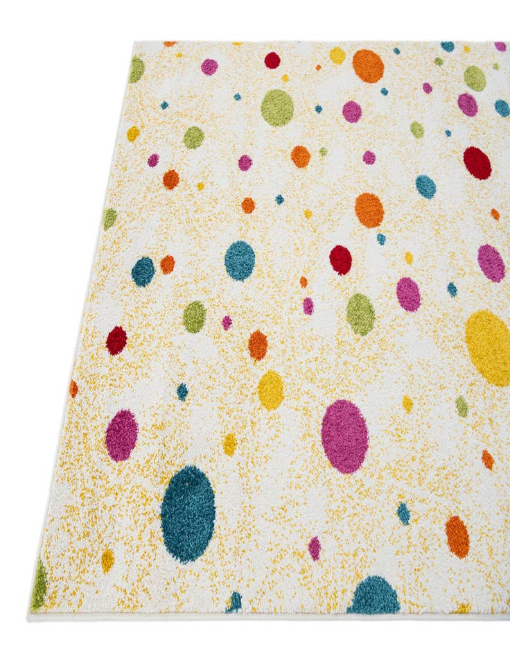 Detail image of  4' 2 x 6' Zoey Rug