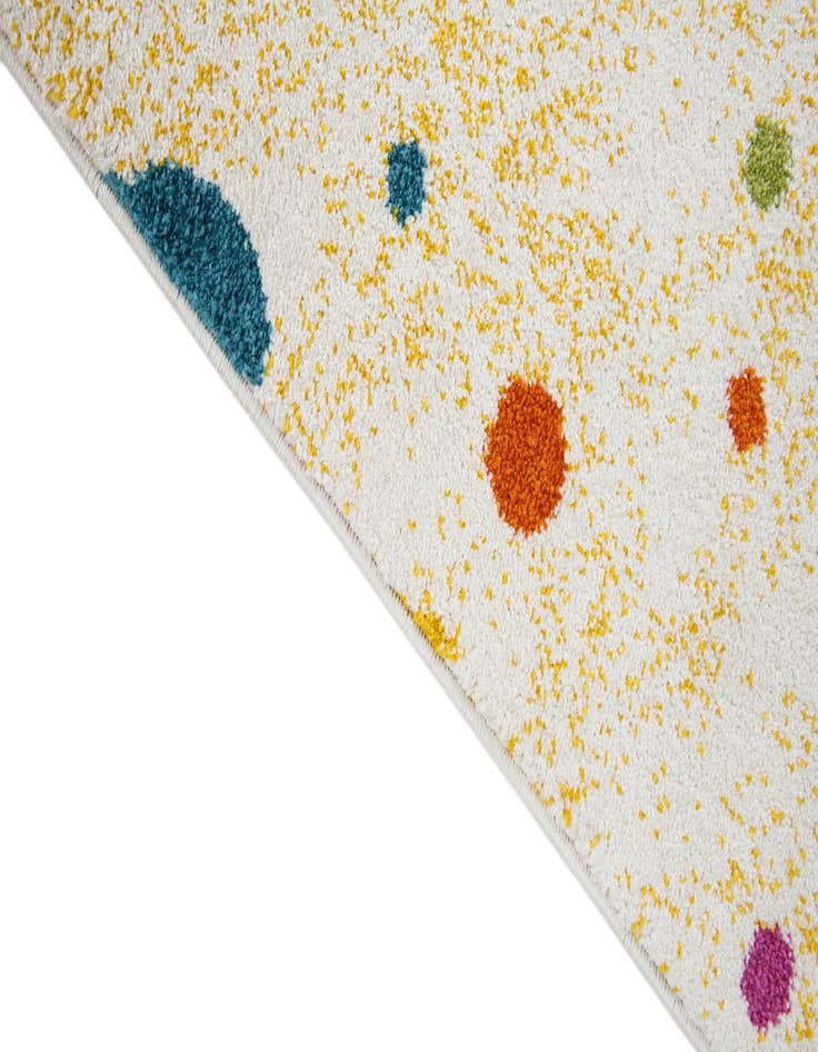 Detail image of  4' 2 x 6' Zoey Rug