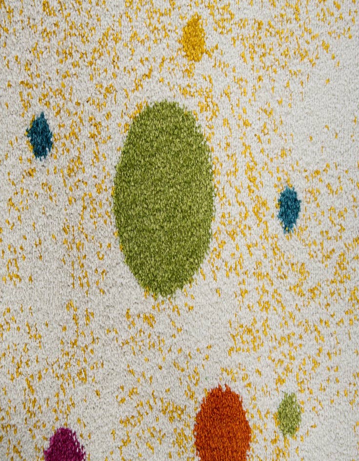 Detail image of  4' 2 x 6' Zoey Rug