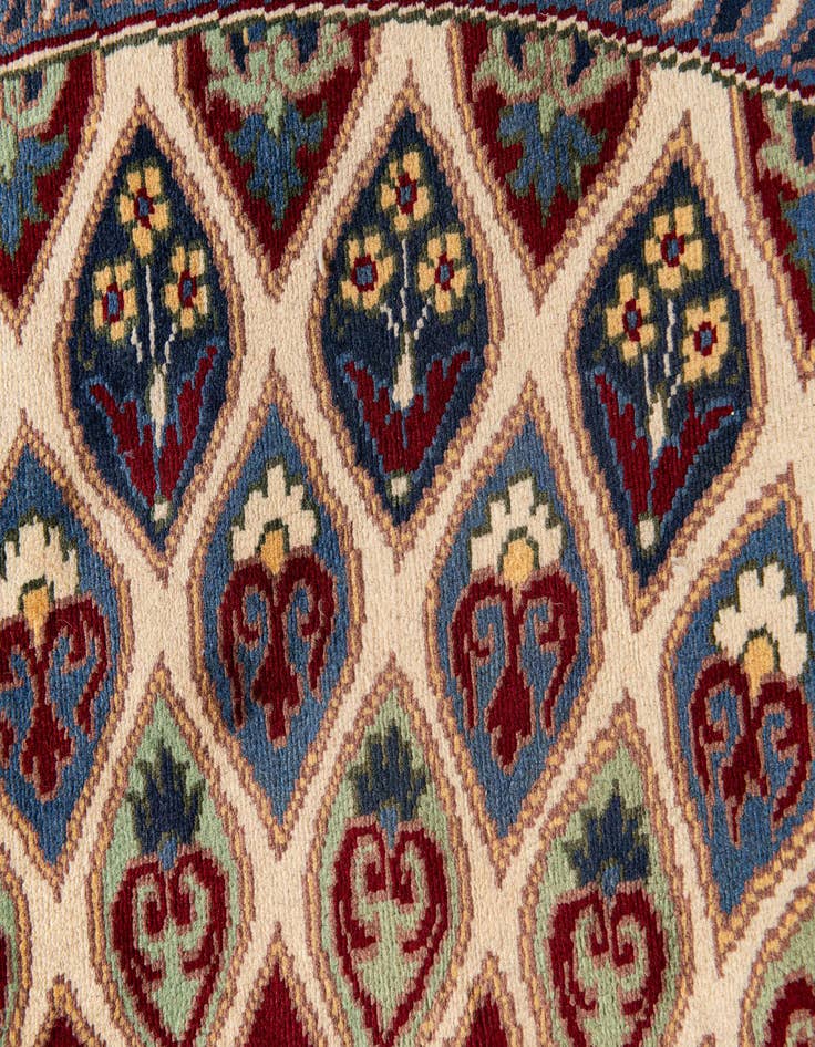Detail image of  9' 10 x 10'  Hand Knotted Nain Round Rug