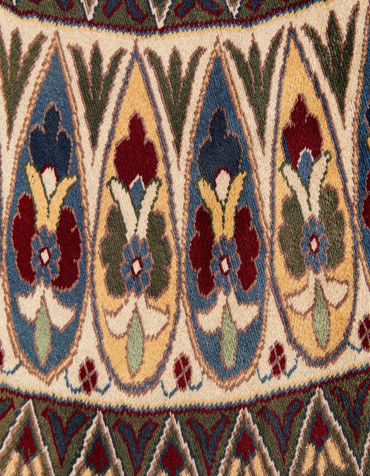 Detail image of  9' 10 x 10'  Hand Knotted Nain Round Rug
