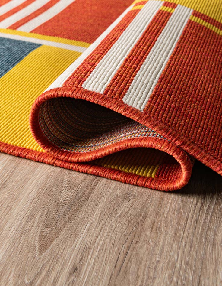 Detail image of  7' 10 x 7' 10  Washable Modern Indoor / Outdoor Round Rug