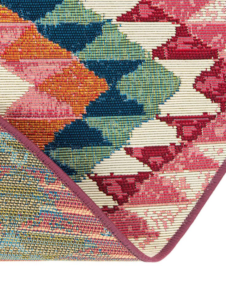 Detail image of  7' 10 x 7' 10  Washable Southwestern Indoor / Outdoor Round Rug