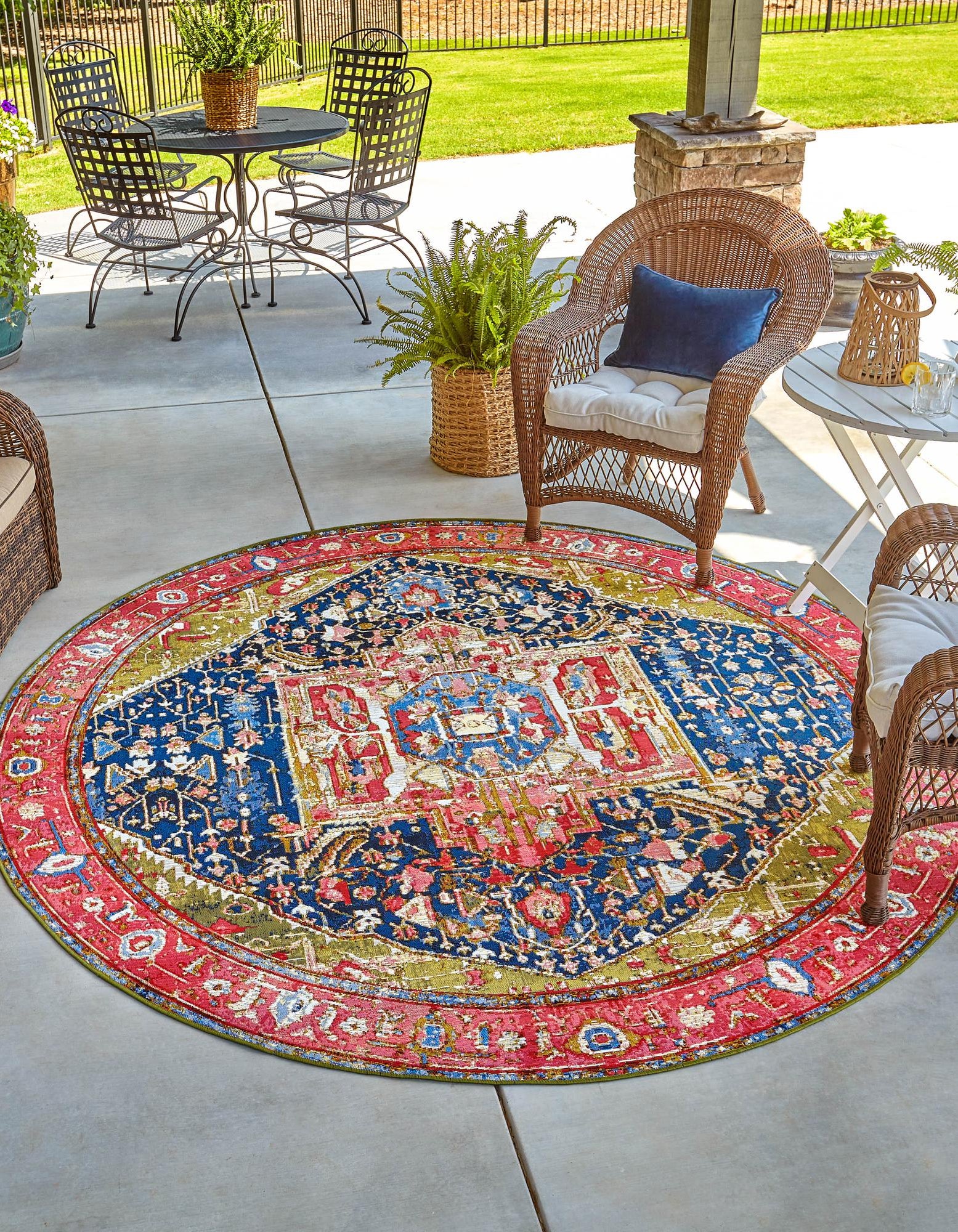 Multicolor 7' 10 x 7' 10 Traditional Indoor / Outdoor Round Rug | Rugs.com