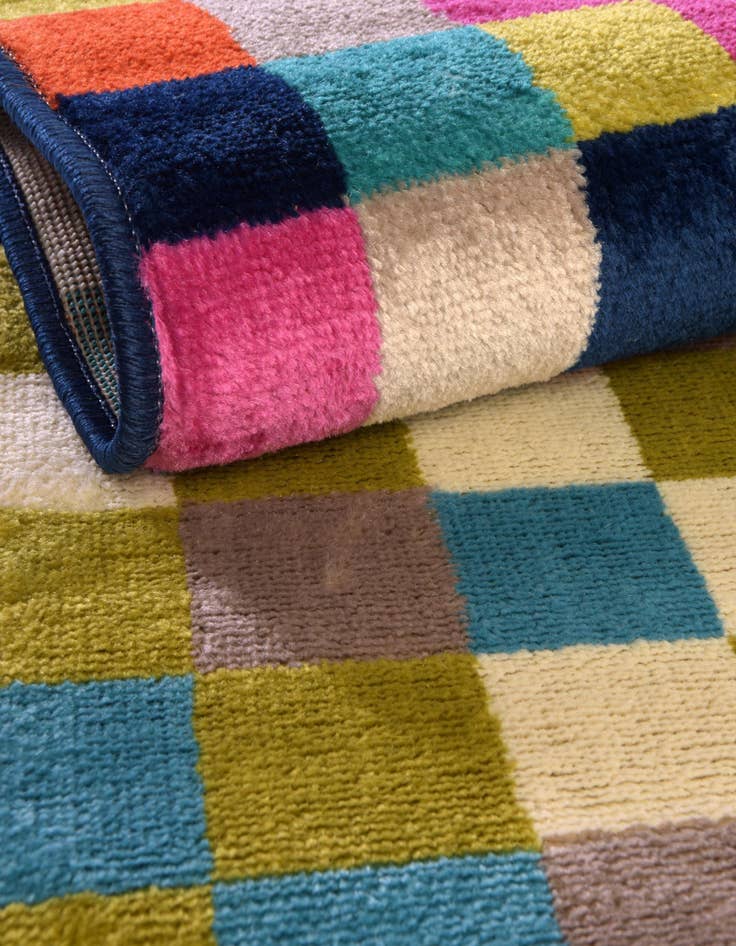 Detail image of  3' x 12' Azalea Runner Rug