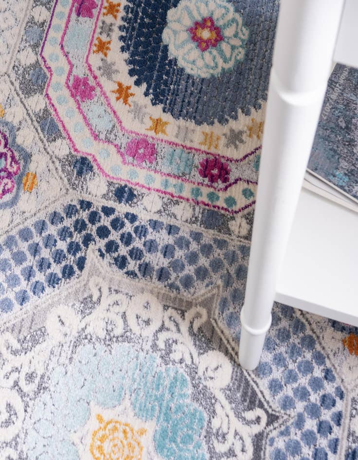 Detail image of  2' 7 x 9' 10 Budapest Runner Rug