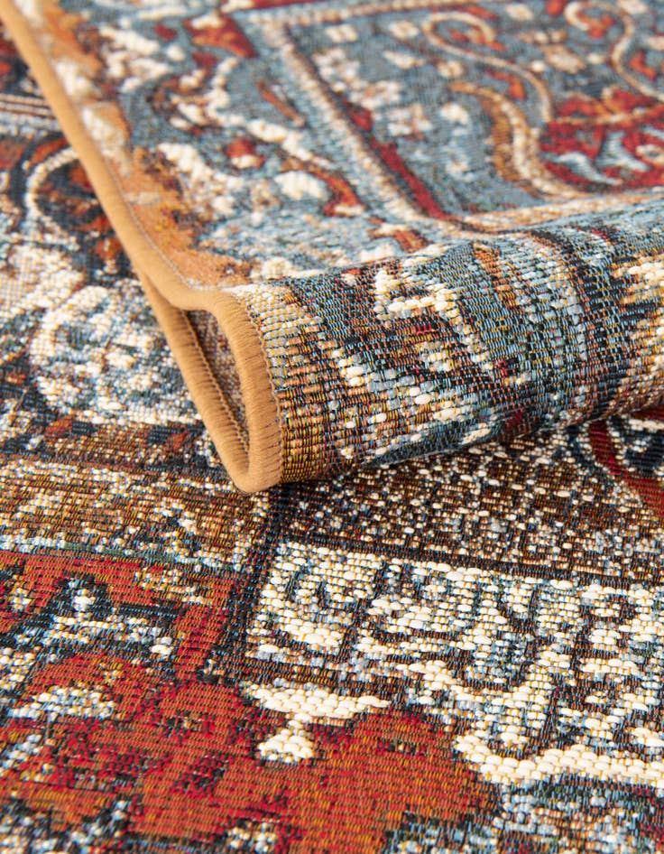 Detail image of  7' 10 x 7' 10  Washable Traditional Indoor / Outdoor Square Rug