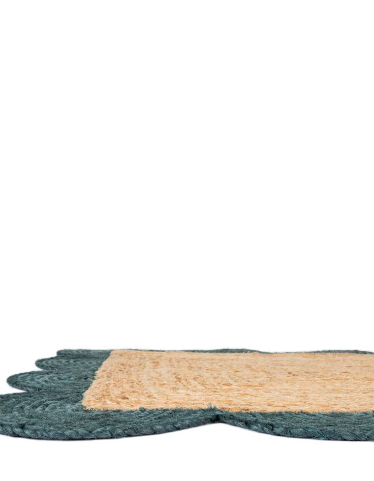 Detail image of  3' 1 x 5' 1  Hand Scallop Braided Jute Rug