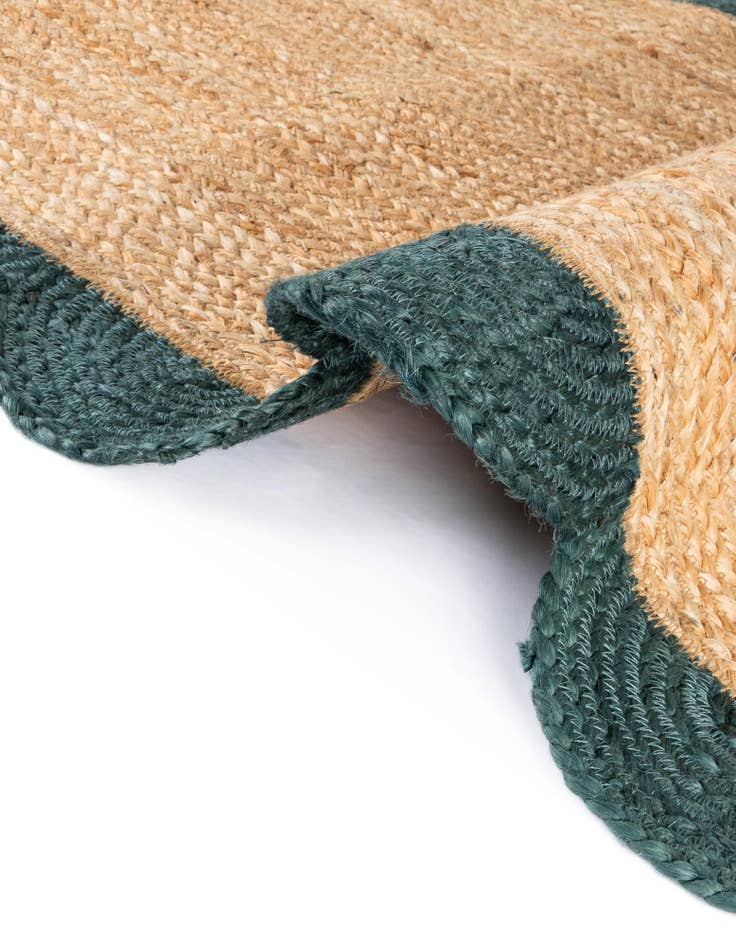 Detail image of  3' 1 x 5' 1  Hand Scallop Braided Jute Rug