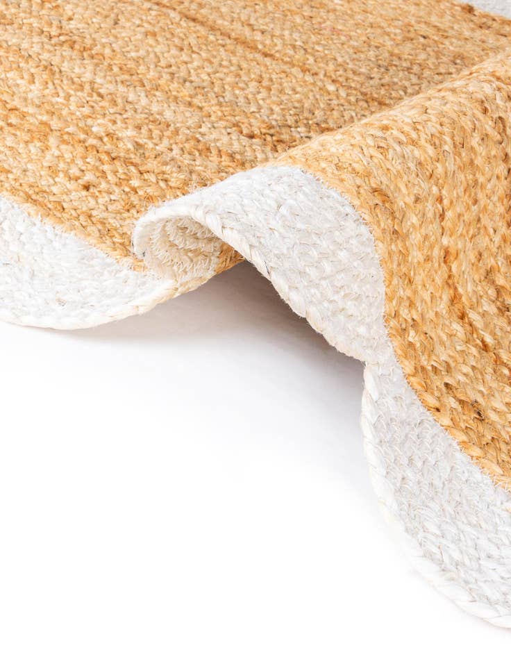 Detail image of  3' 1 x 5' 1  Hand Scallop Braided Jute Rug