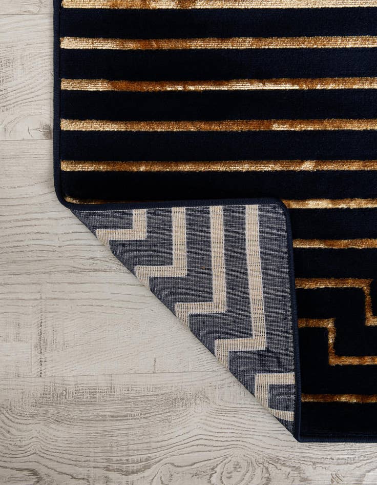 Detail image of  5' 3 x 8' Vogue Geo Rug