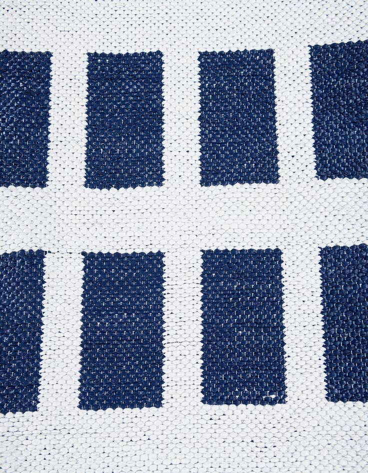 Detail image of  5' 2 x 8'  Washable Modern Indoor / Outdoor Rug