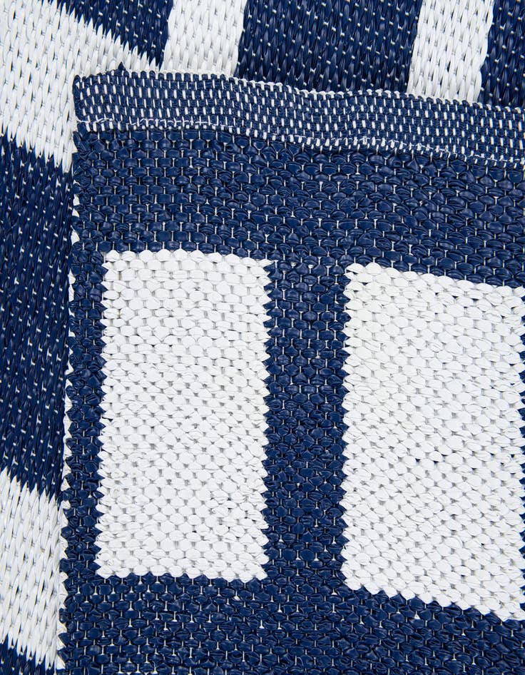 Detail image of  5' 2 x 8'  Washable Modern Indoor / Outdoor Rug