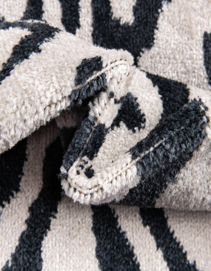 Detail image of  5' 3 x 7' 7 Victoria Rug