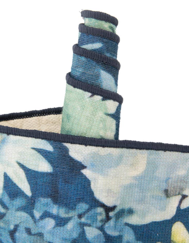 Detail image of  2' x 3' 1  Washable Jill Zarin Caribbean Indoor / Outdoor Oval Rug