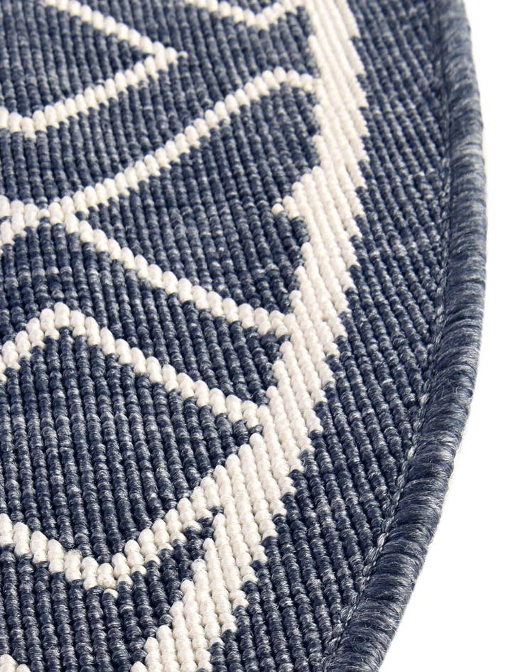 Detail image of  7' 10 x 10'  Washable Lattice Indoor / Outdoor Oval Rug