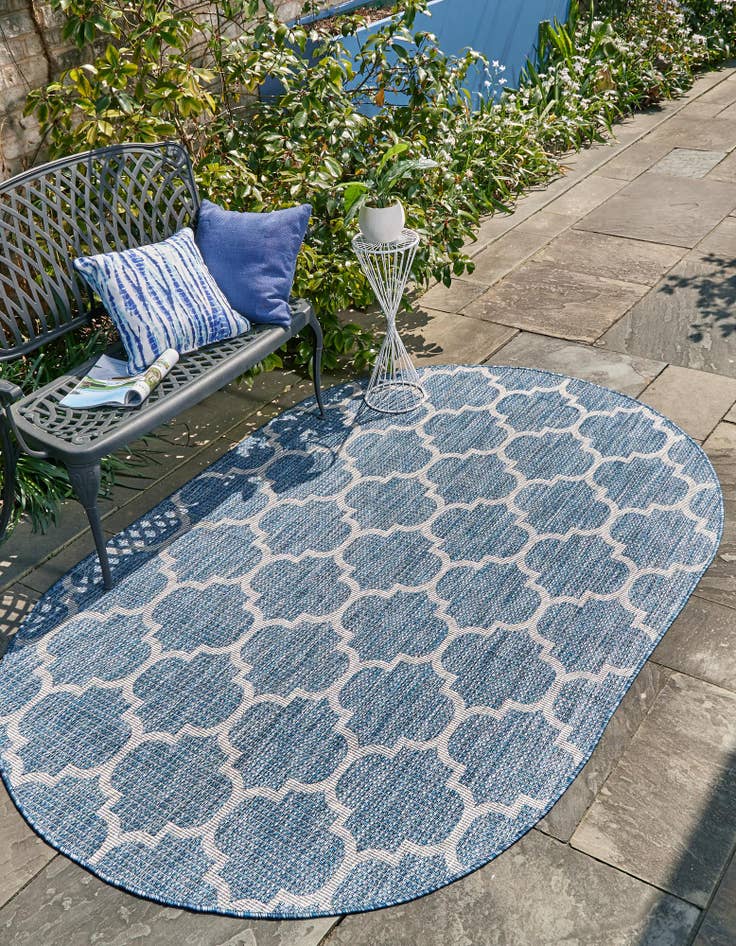 Detail image of  7' 10 x 10'  Washable Lattice Indoor / Outdoor Oval Rug