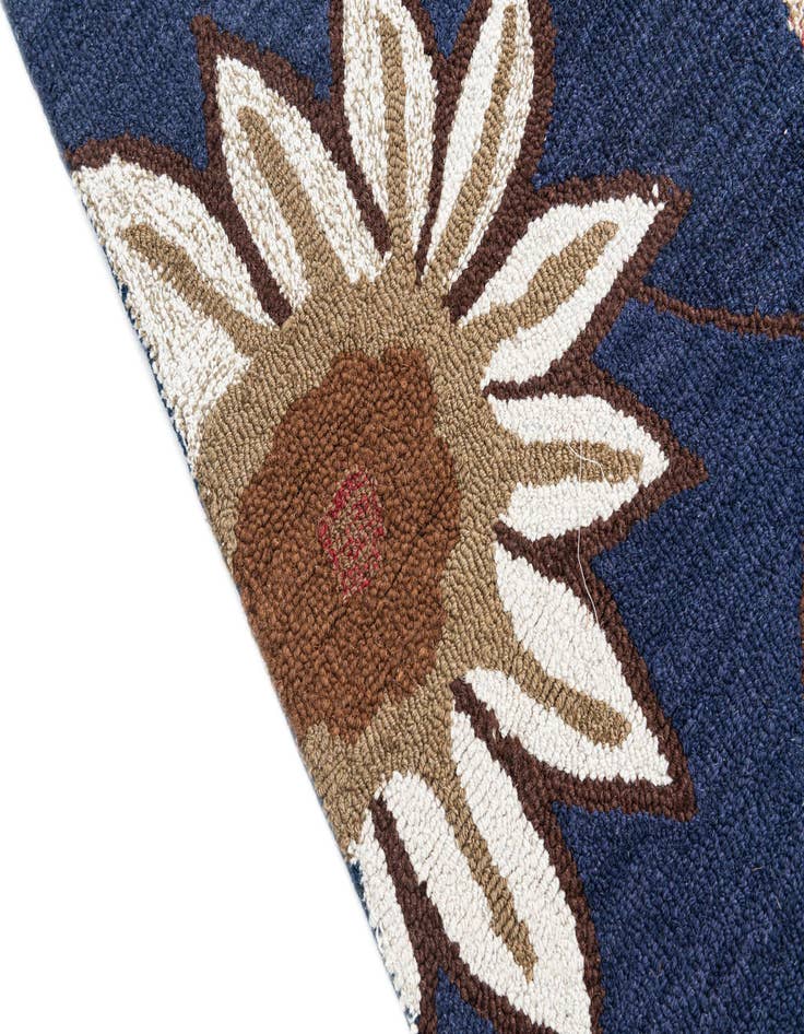 Detail image of  4' x 5' 10 Agra Rug