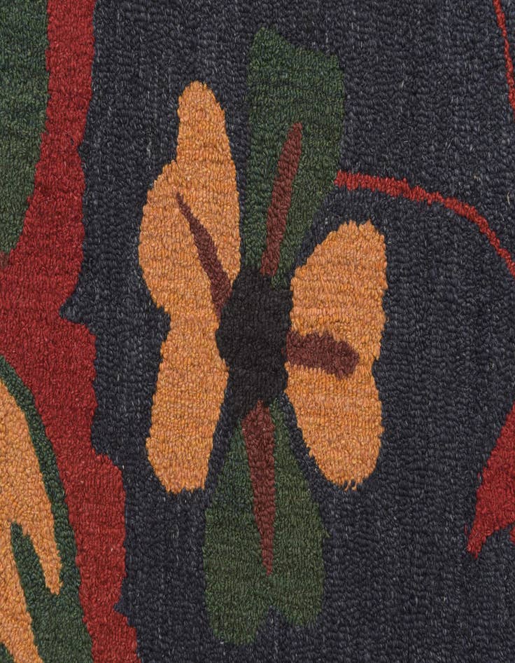 Detail image of  5' 1 x 8' Agra Wool Rug