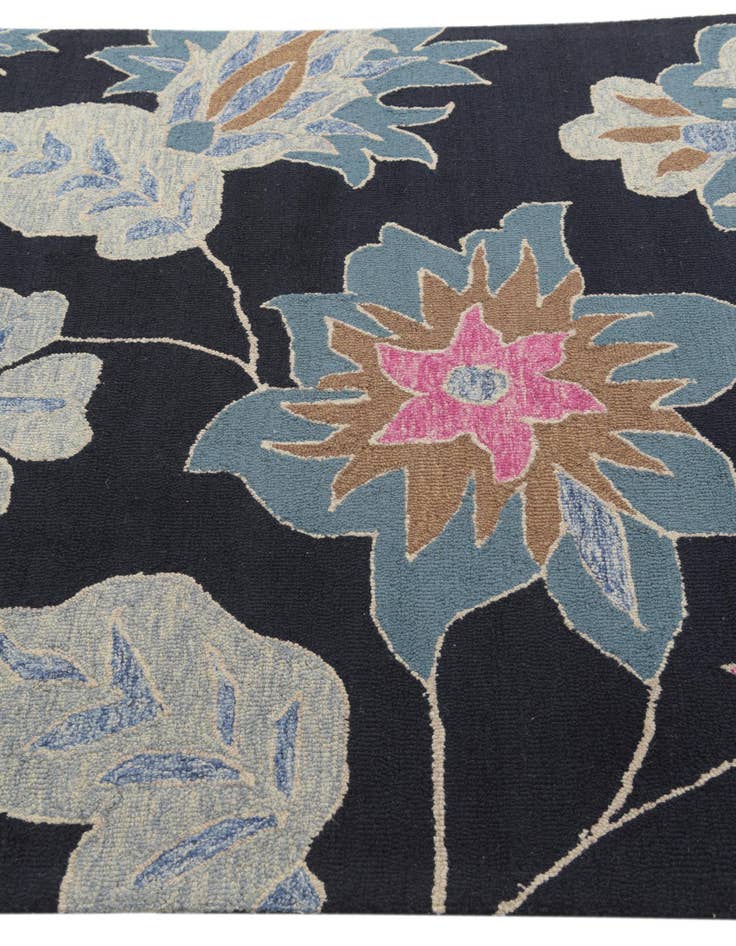 Detail image of  5' 1 x 8' Agra Wool Rug
