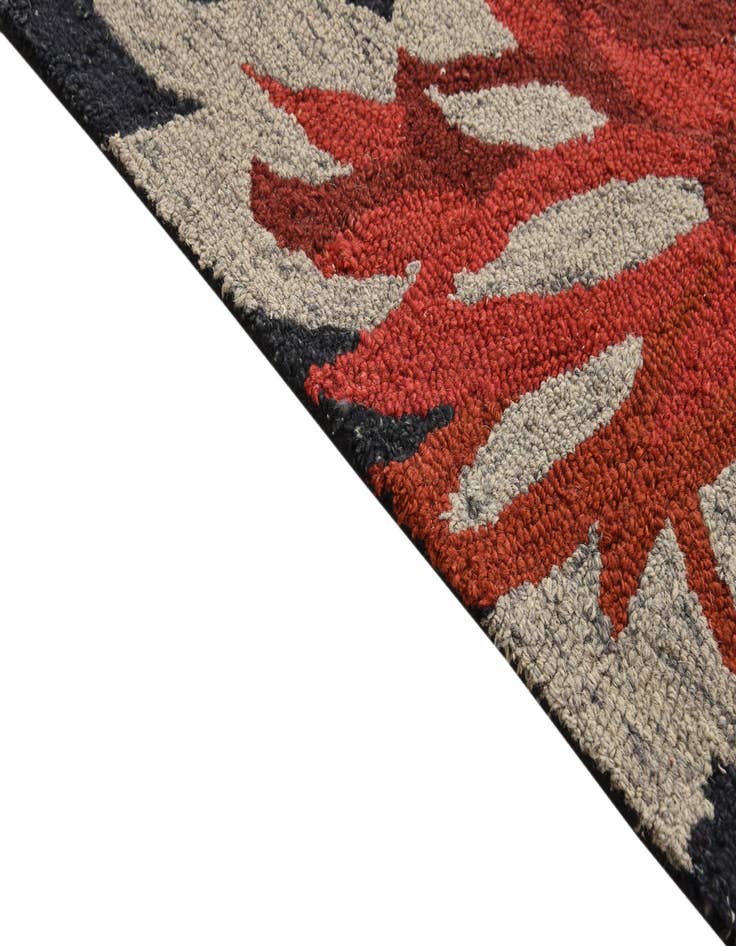 Detail image of  5' 1 x 8' Agra Wool Rug