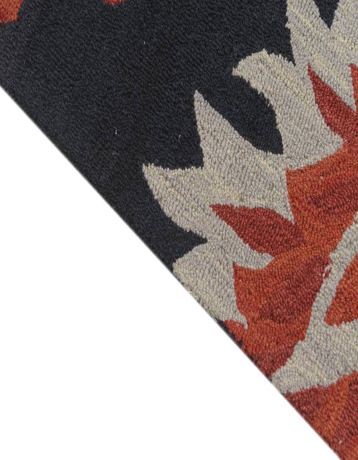 Detail image of  5' 1 x 8' Agra Wool Rug