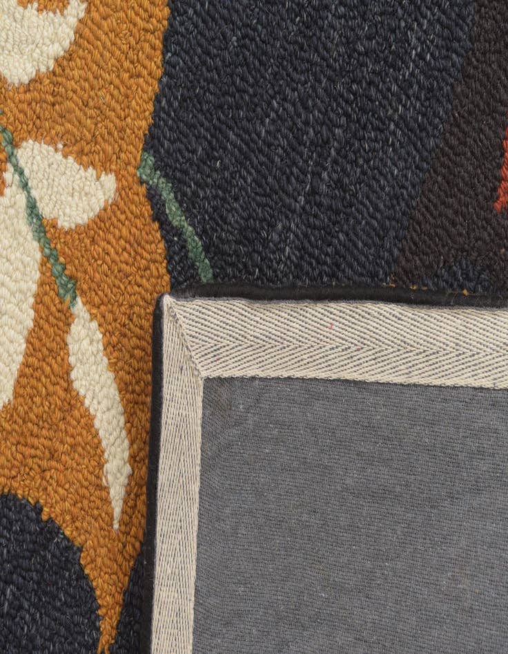 Detail image of  5' x 8' Agra Wool Rug