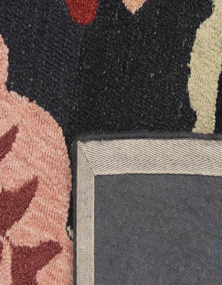 Detail image of  5' x 8' Agra Wool Rug