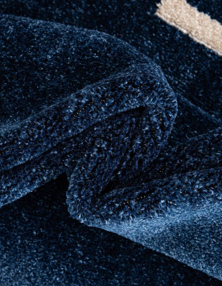 Detail image of  5' 3 x 8' Hera Rug