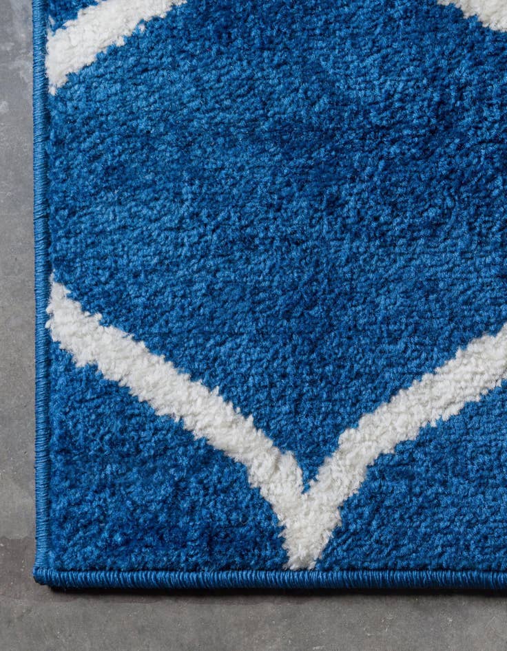 Detail image of  3' x 5' 3 Lattice Frieze Rug