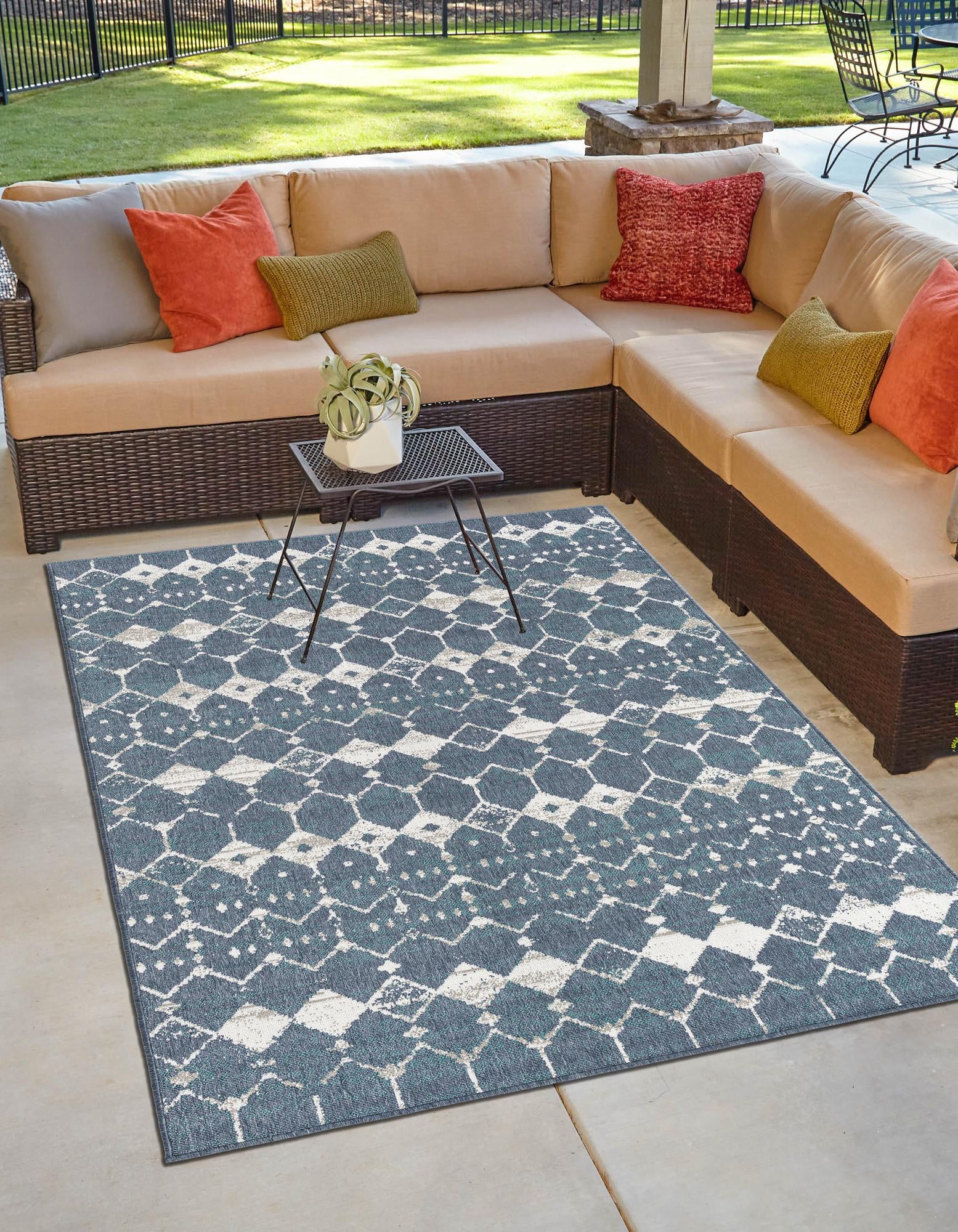 Navy Blue 4' x 6' Lattice Indoor / Outdoor Rug