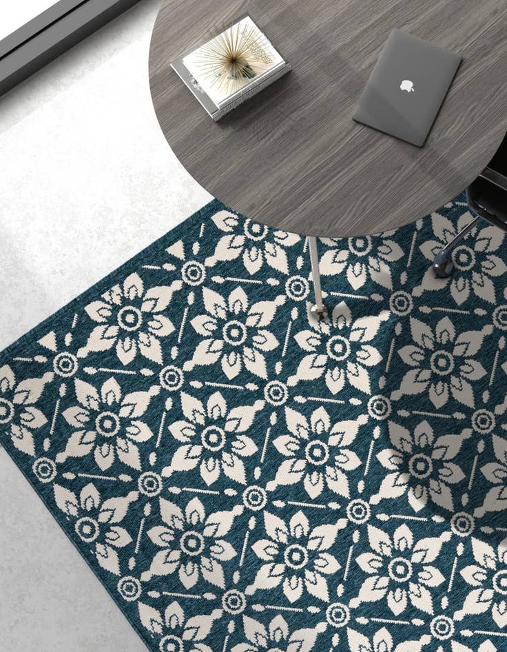 Detail image of  7' 10 x 10'  Washable Lattice Indoor / Outdoor Rug