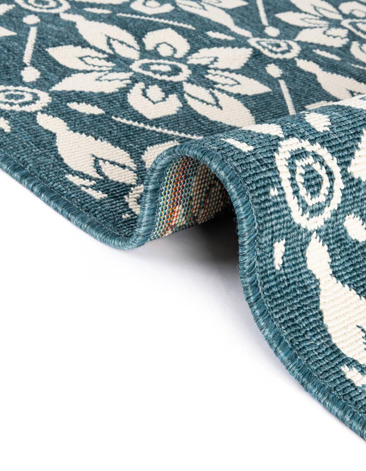 Detail image of  7' 10 x 10'  Washable Lattice Indoor / Outdoor Rug