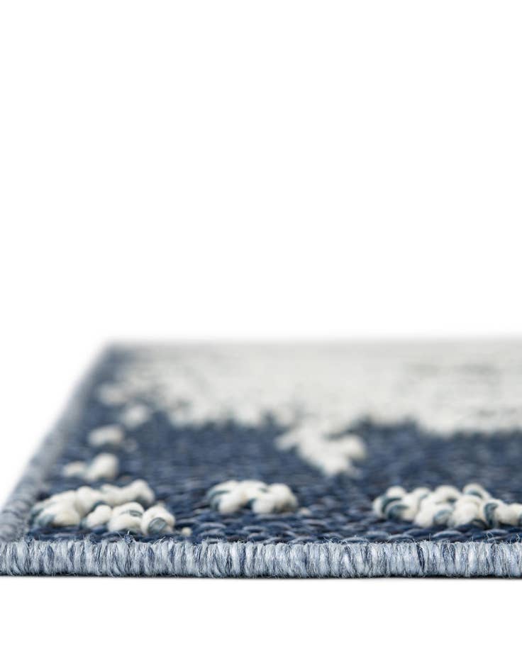 Detail image of  4' 1 x 6' 1  Washable Traditional Indoor / Outdoor Rug