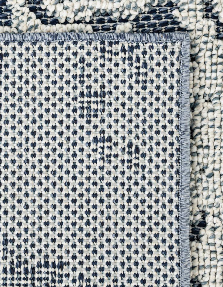 Detail image of  4' 1 x 6' 1  Washable Traditional Indoor / Outdoor Rug
