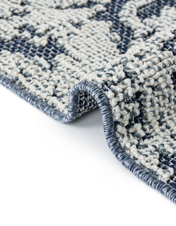 Detail image of  4' 1 x 6' 1  Washable Traditional Indoor / Outdoor Rug