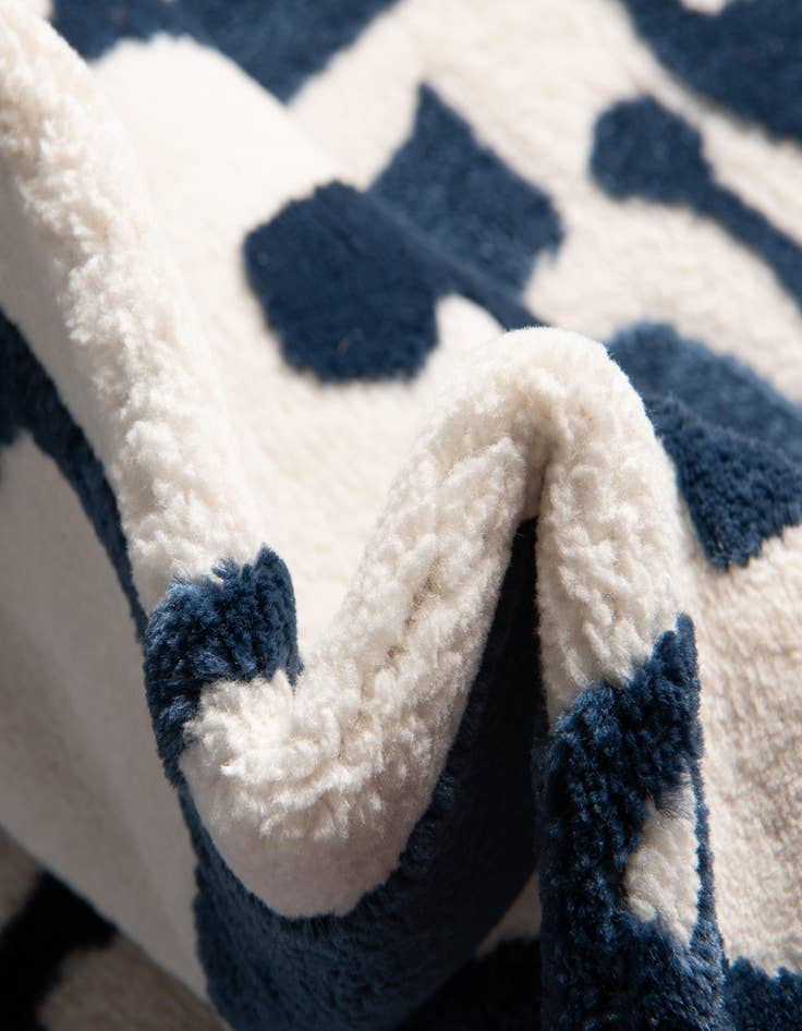 Detail image of 5' 3 x 8' Vince Camuto Rug