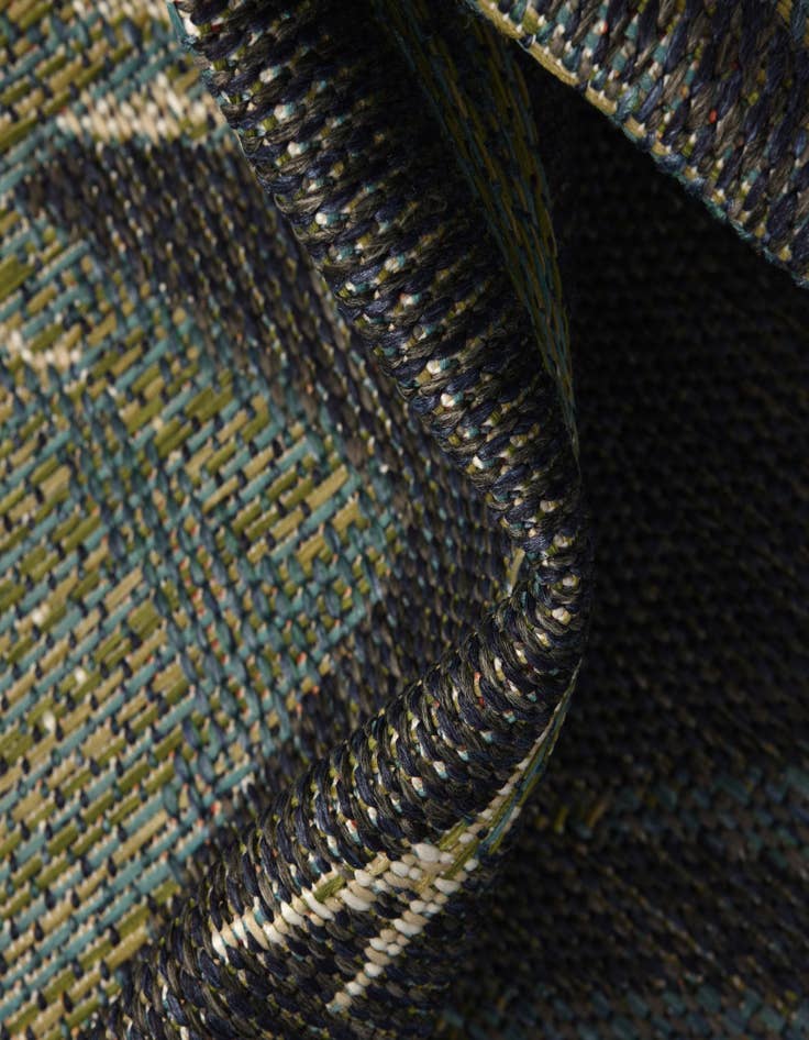 Detail image of  7' 10 x 7' 10  Washable Baja Indoor / Outdoor Round Rug