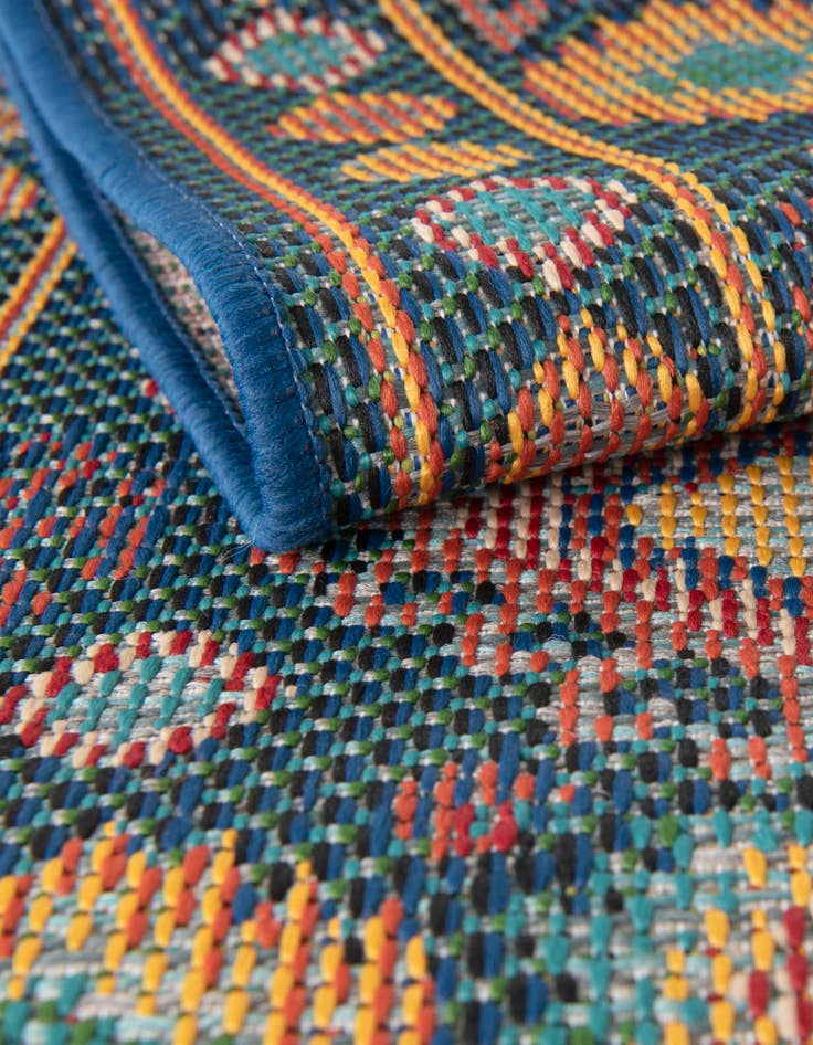 Detail image of  6' 1 x 6' 1  Washable Baja Indoor / Outdoor Round Rug